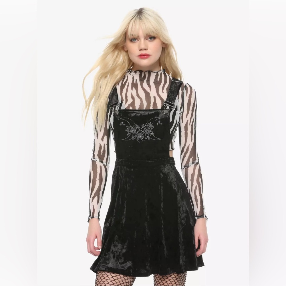Hot Topic Moon And Roses Skirtall Small